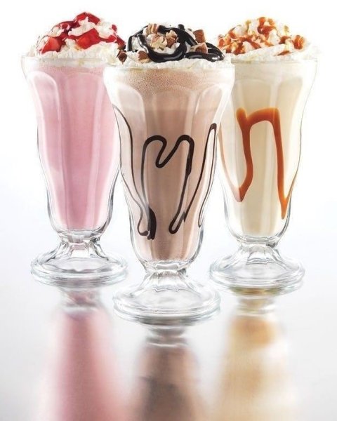 Молочный коктейль и мороженое в креманках
