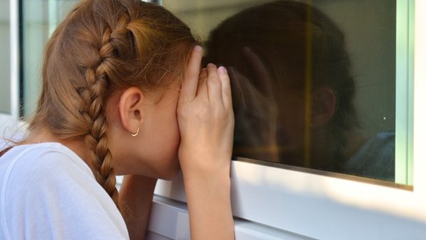 Мальчик заглядывает в окно