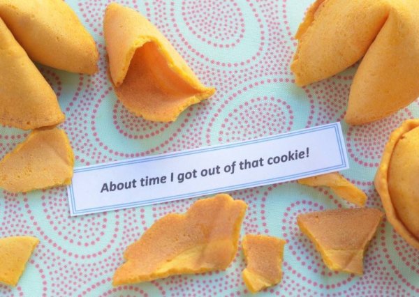 Разломанное печенье с предсказанием