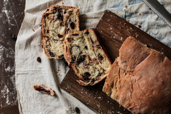День хлеба с корицей и изюмом