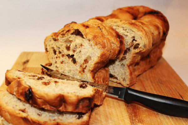 Хлеб с корицей и изюмом