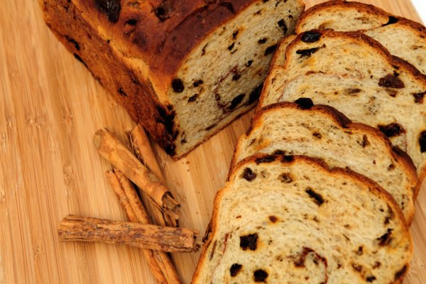 Хлеб с корицей и изюмом