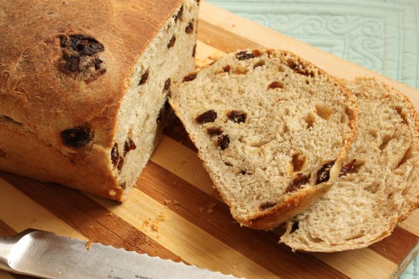 Хлеб с корицей и изюмом