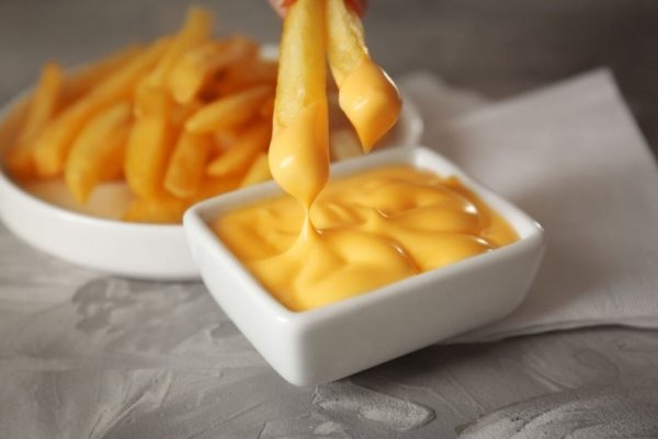 Картошка фри с сырным соусом