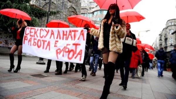 Марш красных зонтов