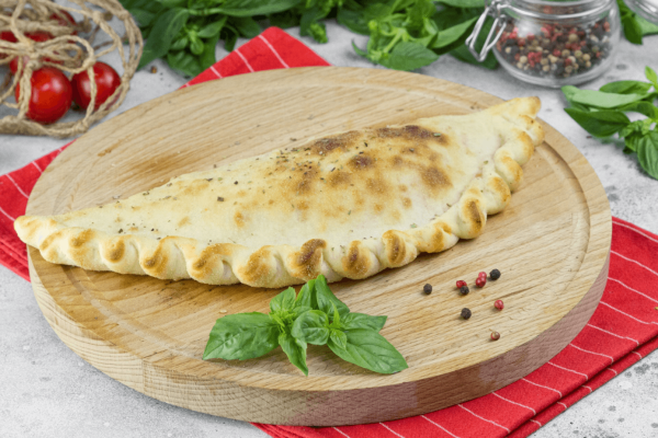 Кальцоне с ветчиной и грибами