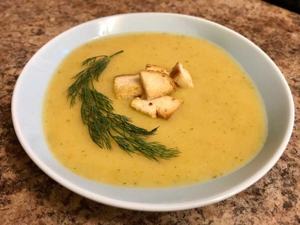 Суп-пюре картофельный с курицей и гренками