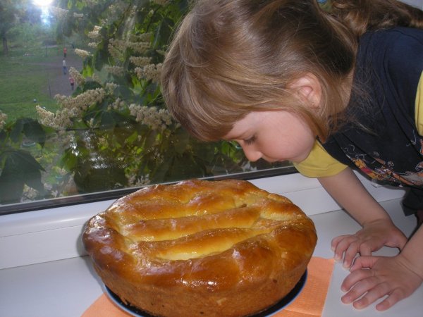 Нюхает хлеб